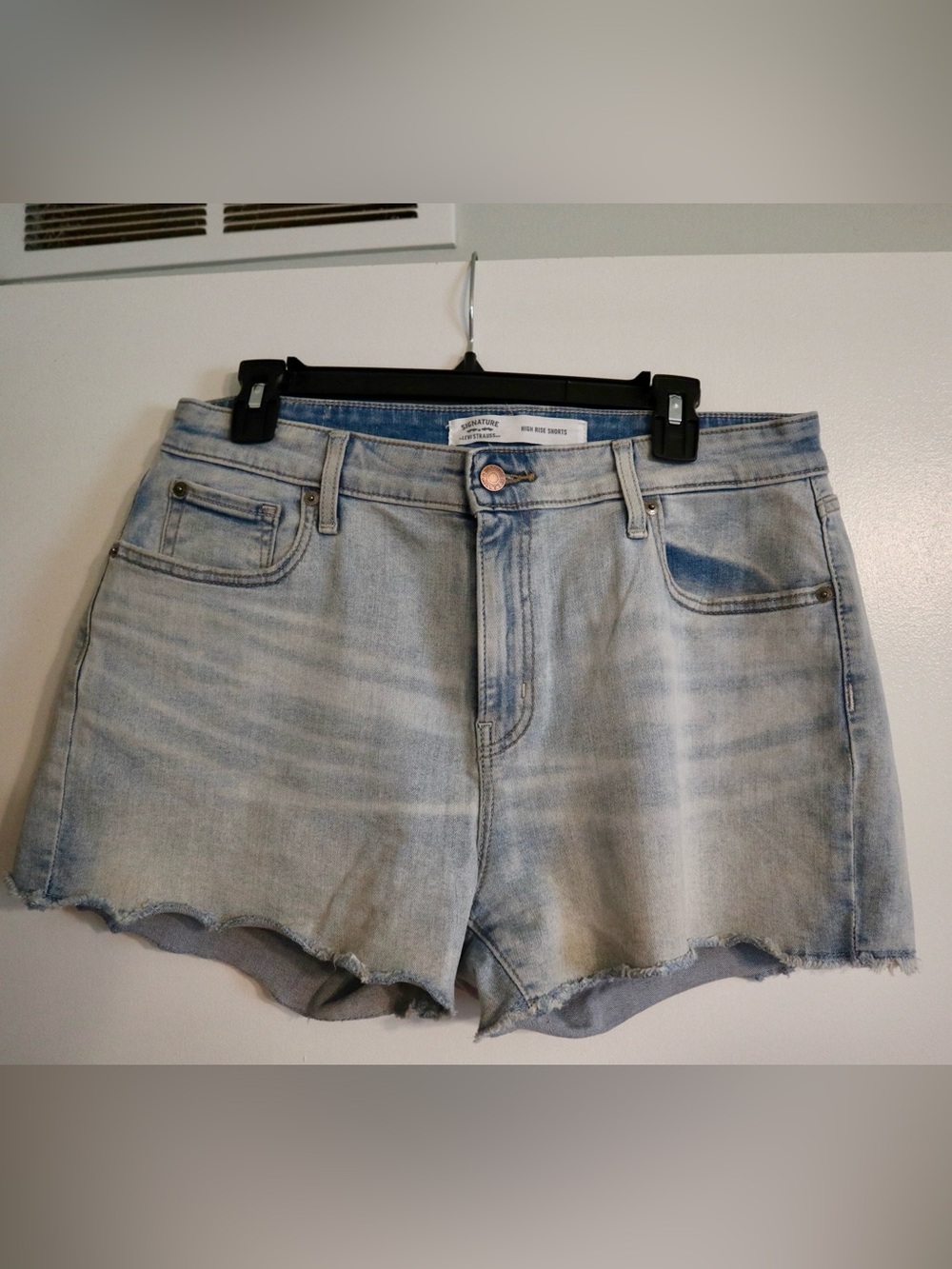Levi’s signature high rise light denim shorts size 12/31